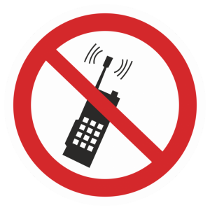 Знак безопасности P-18 «Запрещается пользоваться мобильным (сотовым) телефоном или переносной рацией»